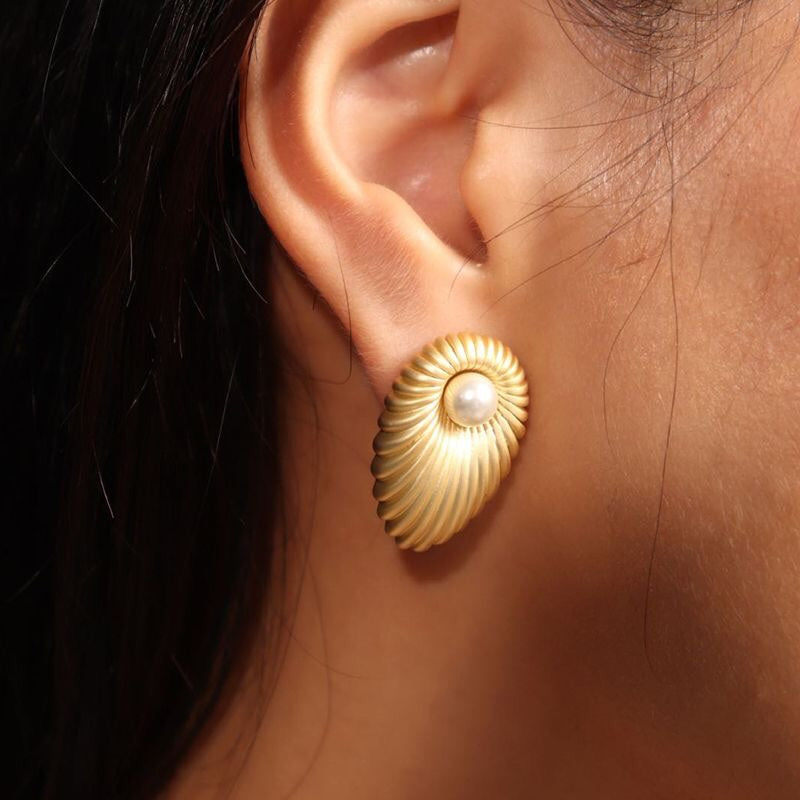 Shell Design Earrings Pearl Niche ins Vintage European and American Fashion Exquisite Simple Versatile Gold-Plated Copper Stud Earrings