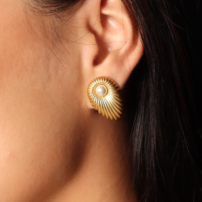Shell Design Earrings Pearl Niche ins Vintage European and American Fashion Exquisite Simple Versatile Gold-Plated Copper Stud Earrings